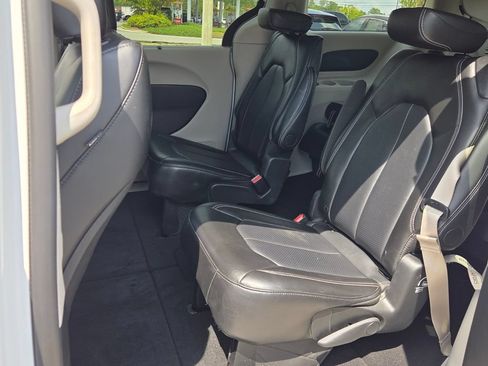 Used 2024 Chrysler Pacifica Touring-L FWD image 6