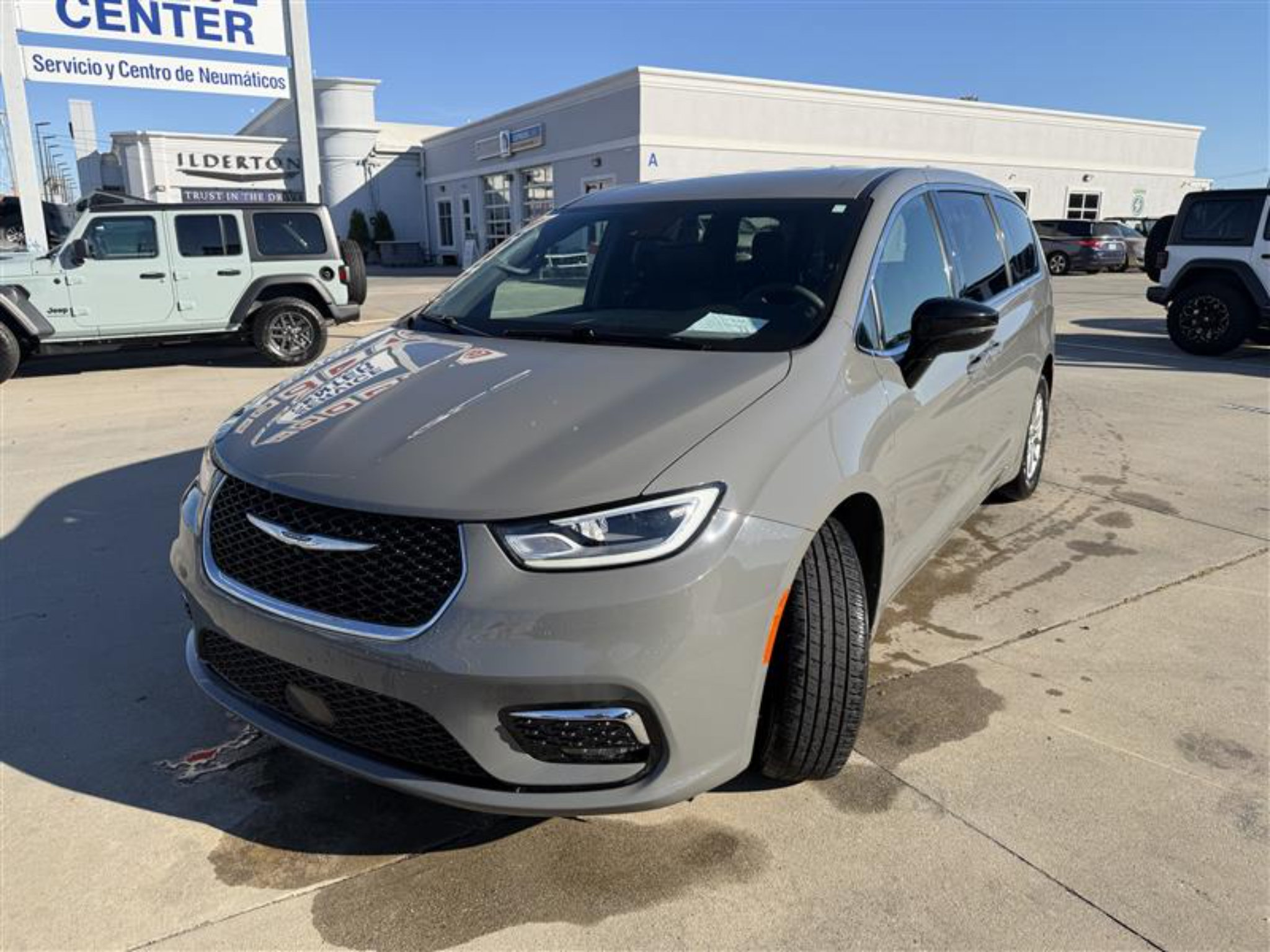Certified 2025 Chrysler Pacifica Select FWD image 9