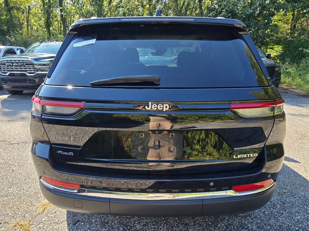 Used 2023 Jeep Grand Cherokee Limited w/ Trailer Tow Prep Group (B) AWD/4WD image 6