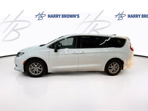 Used 2024 Chrysler Voyager LX FWD image 8