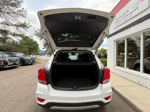 Used 2021 Chevrolet Trax LT w/ Premium Seat Package AWD/4WD image 18