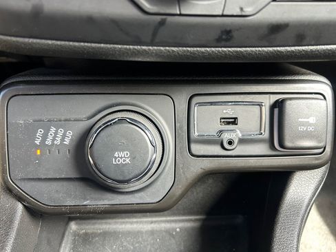 Used 2023 Jeep Renegade Latitude w/ Premium Group AWD/4WD image 20