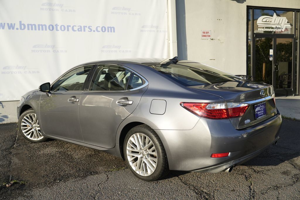 Used 2015 Lexus ES 350 w/ Ultra Luxury Package FWD image 4