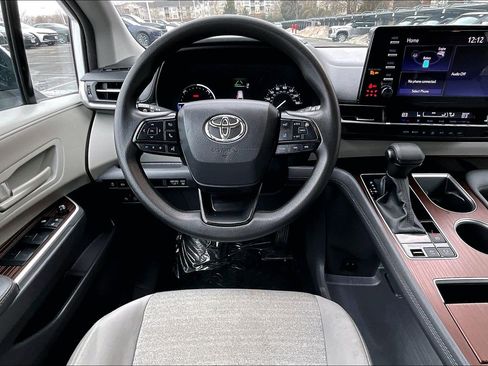 Used 2024 Toyota Sienna LE image 5