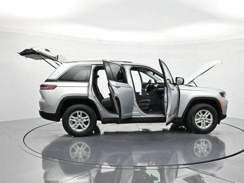 Used 2023 Jeep Grand Cherokee Laredo image 47