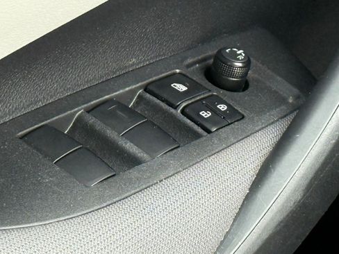 Used 2020 Toyota Corolla LE image 27