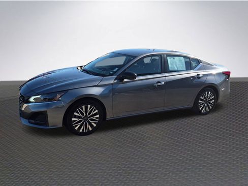 Used 2024 Nissan Altima 2.5 SV image 2