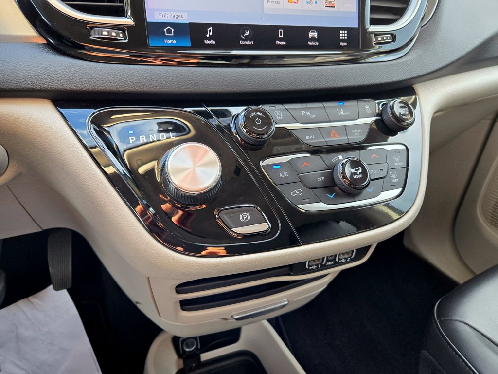 Used 2023 Chrysler Pacifica Touring-L FWD image 23