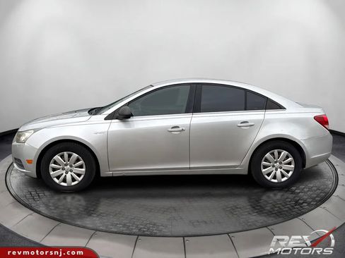 Used 2011 Chevrolet Cruze LS image 2
