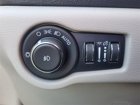 Certified 2024 Chrysler Pacifica Touring-L image 22