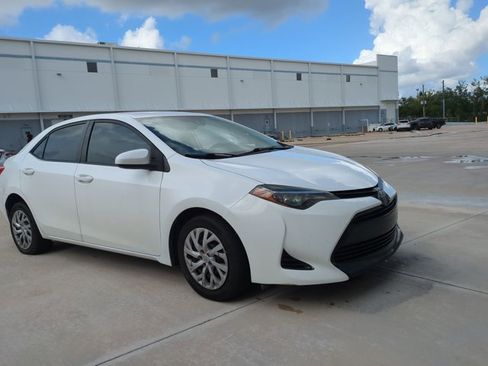 Used 2018 Toyota Corolla LE FWD image 3