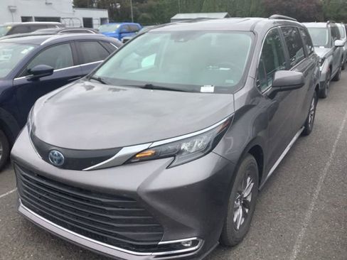 Used 2024 Toyota Sienna XLE FWD image 1