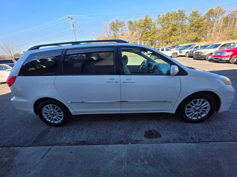 Used 2010 Toyota Sienna image 4