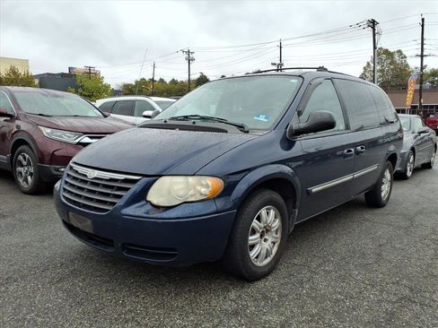 Used 2005 Chrysler Town & Country Touring w/ Leather Interior Group image 3