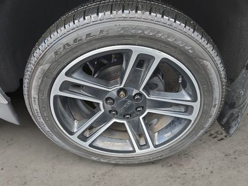 Used 2018 GMC Sierra 1500 SLE w/ Black Pack image 9