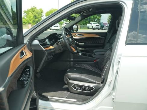 Used 2023 Jeep Grand Cherokee Summit AWD/4WD image 14