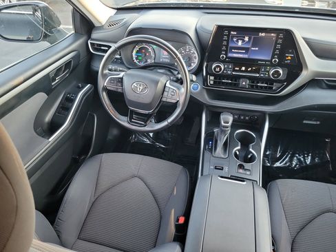 Certified 2021 Toyota Highlander LE image 16