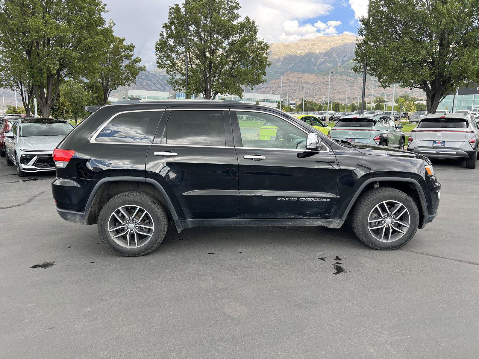 Used 2017 Jeep Grand Cherokee Limited AWD/4WD image 12