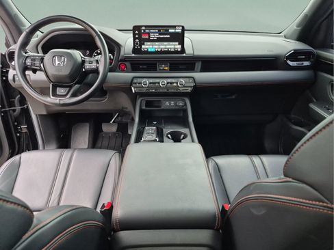 Used 2025 Honda Pilot TrailSport image 27