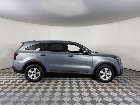 Used 2025 Kia Sorento LX image 7