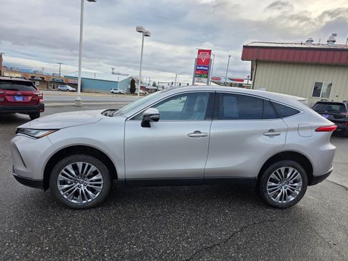 Used 2024 Toyota Venza Limited image 2