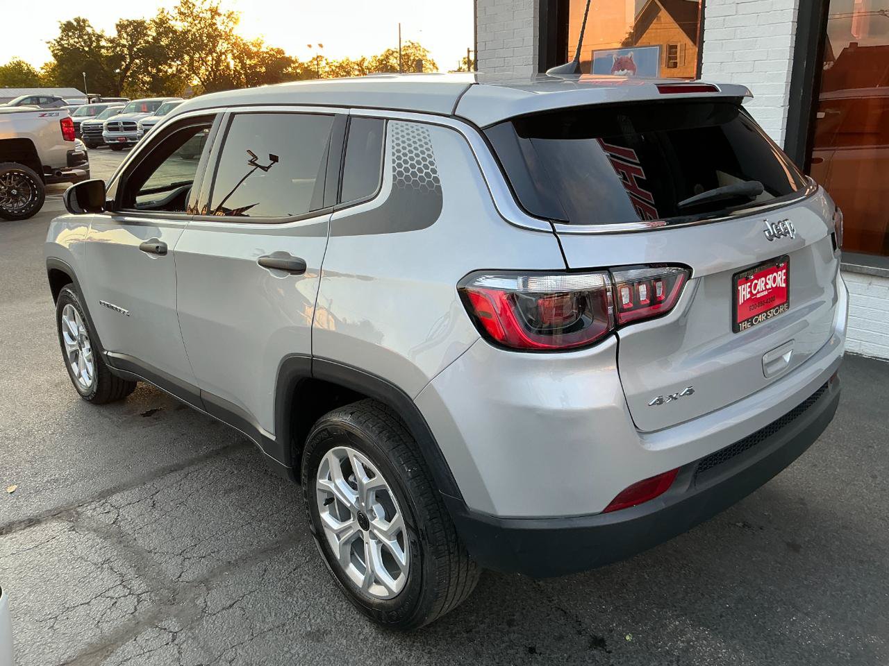 Used 2025 Jeep Compass Sport w/ Mopar Graphics Package AWD/4WD image 5