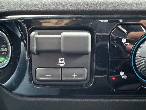 Used 2025 Chevrolet Silverado 2500 LT w/ Convenience Package image 27