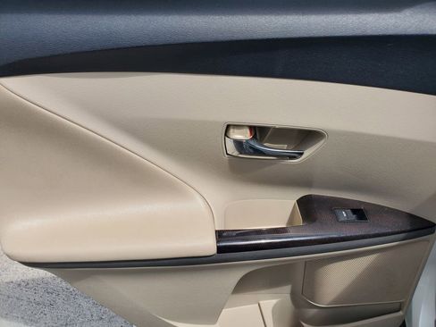 Used 2010 Toyota Venza image 10