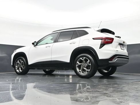 Used 2025 Chevrolet Trax LT FWD image 44