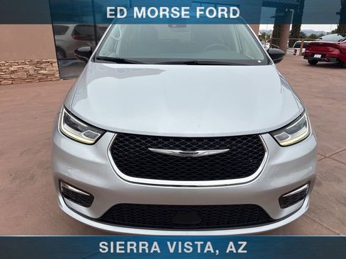 Used 2024 Chrysler Pacifica Touring-L FWD image 13