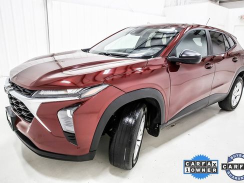 Used 2025 Chevrolet Trax LS w/ LS Convenience Package image 2