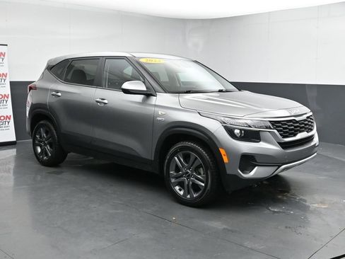 Used 2023 Kia Seltos LX image 2