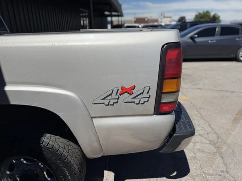 Used 2005 GMC Sierra 2500 SLE w/ Skid Plate Package AWD/4WD image 26