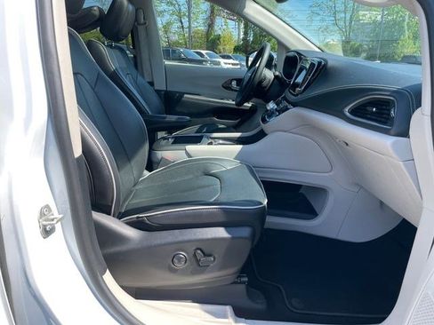 Certified 2023 Chrysler Pacifica Limited FWD image 13