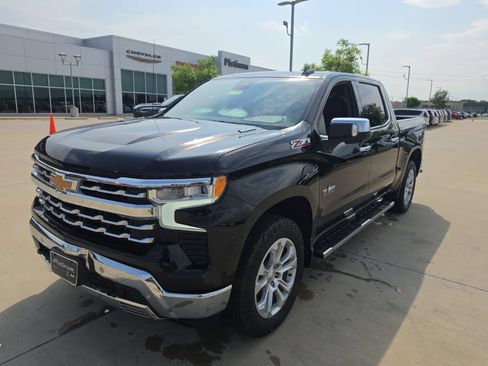 Used 2023 Chevrolet Silverado 1500 LTZ w/ Z71 Off-Road Package AWD/4WD image 9