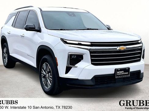 Used 2024 Chevrolet Traverse LT image 1