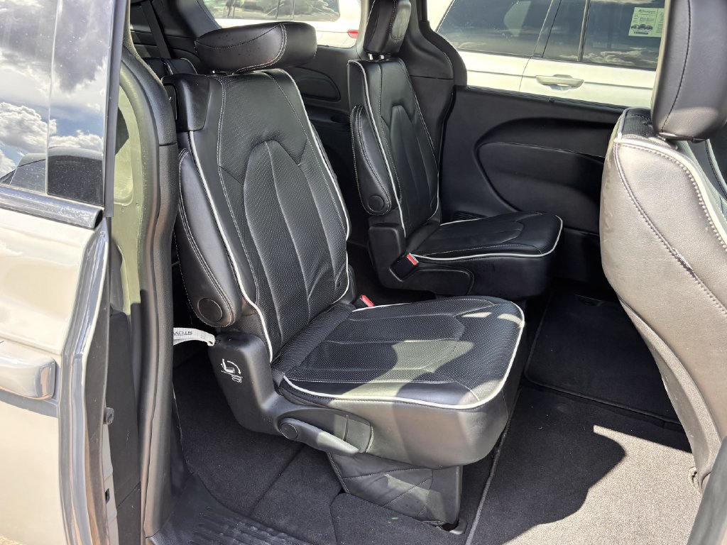 Used 2025 Chrysler Pacifica Limited FWD image 27