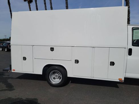 Used 2017 Chevrolet Express 3500 image 11