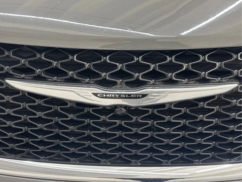 Used 2021 Chrysler Pacifica Touring-L image 32