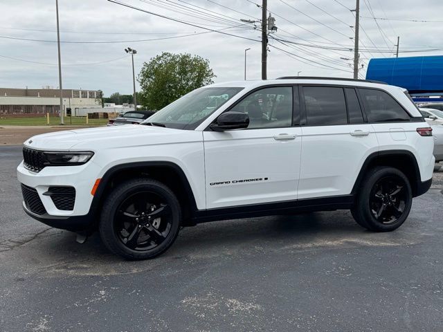 Used 2023 Jeep Grand Cherokee Altitude AWD/4WD image 3