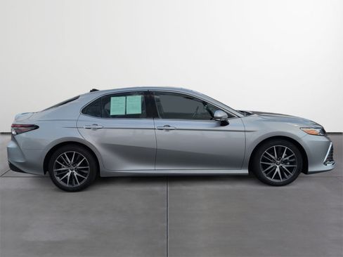 Used 2022 Toyota Camry XLE FWD image 6
