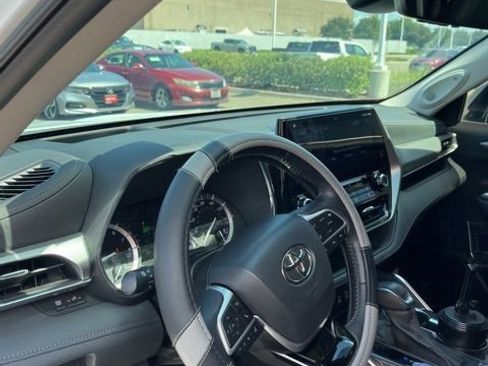 Used 2022 Toyota Highlander Platinum image 14