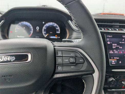 Used 2025 Jeep Grand Cherokee Altitude AWD/4WD image 24
