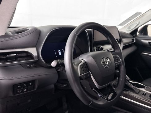 Used 2023 Toyota Highlander Platinum image 4