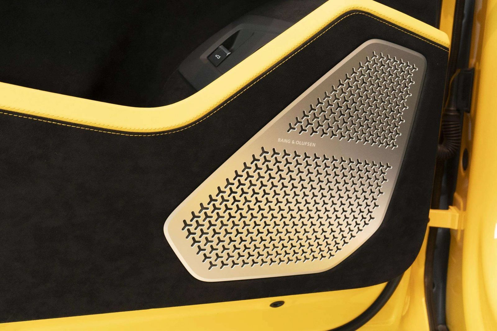 Used 2024 Lamborghini Urus Performante AWD/4WD image 32