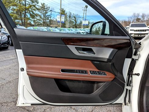 Used 2017 Jaguar XF R-Sport image 11