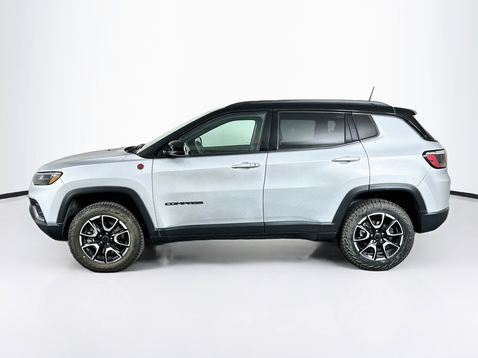 Used 2025 Jeep Compass Trailhawk AWD/4WD image 4