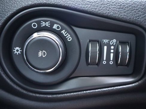 Used 2020 Jeep Renegade Latitude FWD image 28