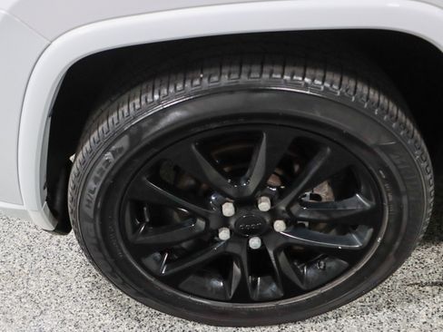 Used 2020 Jeep Grand Cherokee Altitude image 11