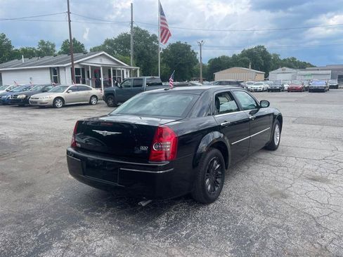 Used 2010 Chrysler 300 Touring RWD image 5
